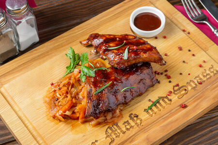 Свиные рёбра на гриле с тушёной капустой