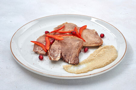 Отварной говяжий язык с хреном