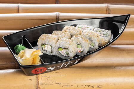 Ролл Калифорния с кунжутом