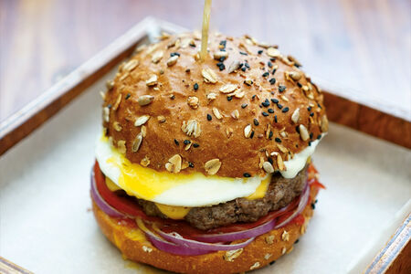 Бургер с яйцом