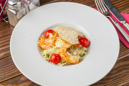 Салат Цезарь с креветками