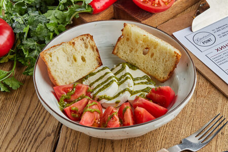 Салат Моцарелла с помидорами