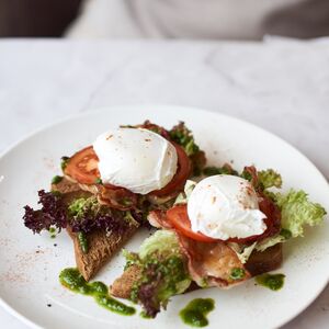 Хрустящий тост с беконом и яйцом пашот