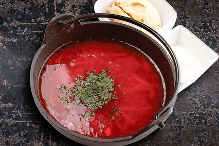 Борщ с мясом, сметаной и чесночной булочкой