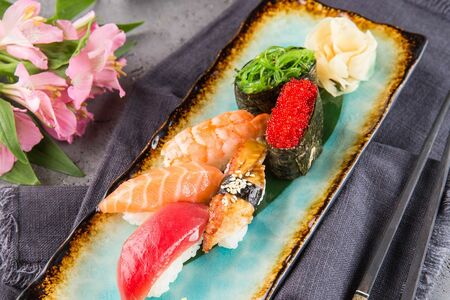 Суши с лососем