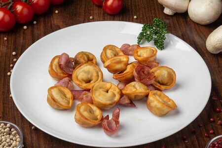 Пельмени жареные с беконом