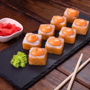 Ролл жареный с крабом и салатом