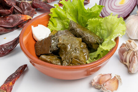 Долма со сметанно-чесночным соусом 