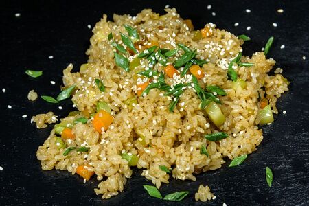 Чесночный рис с овощами