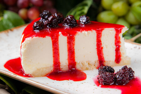 Чизкейк с ягодным соусом