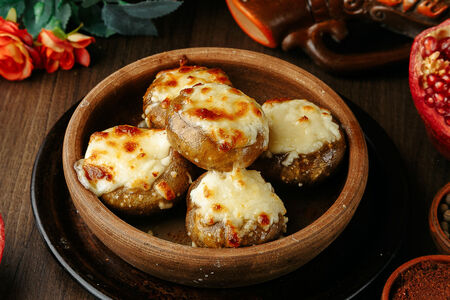 Жареные шампиньоны с сыром сулугуни