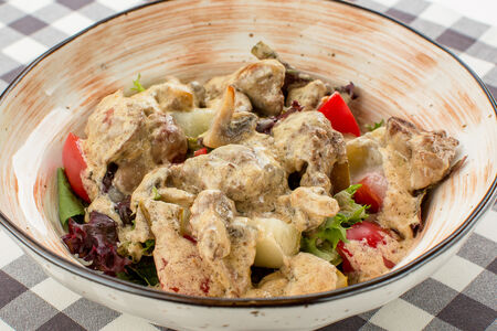 Салат с куриной печенью и карамелизированной грушей