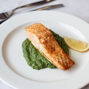 Стейк из лосося на подушке из шпината