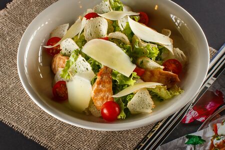 Салат Цезарь с курицей