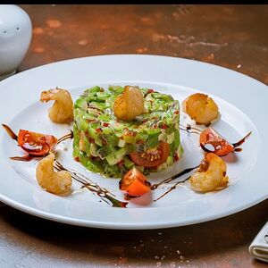 Салат с авокадо и креветками