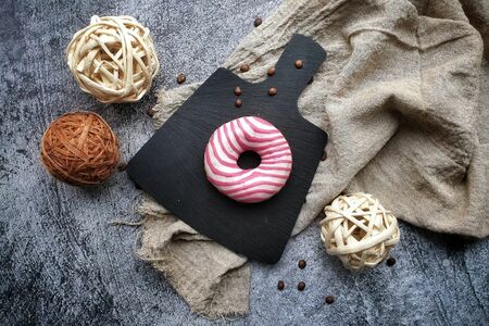 Пончик Донат малиновый