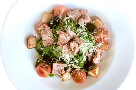 Салат Цезарь с тунцом