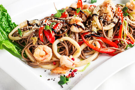 Вок Соба с креветками и кальмарами