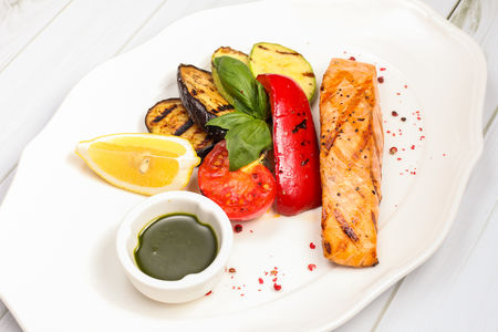 Стейк из лосося с овощами на пару