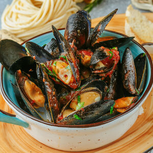 Соте из мидий в белом соусе