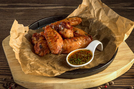 Куриные крылышки в остро-соевом соусе