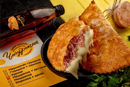 Чебурек с сыром и ветчиной