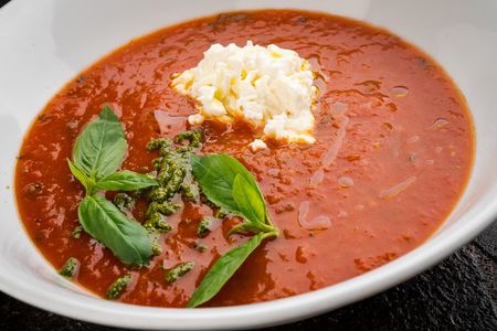 Томатный суп с моцареллой