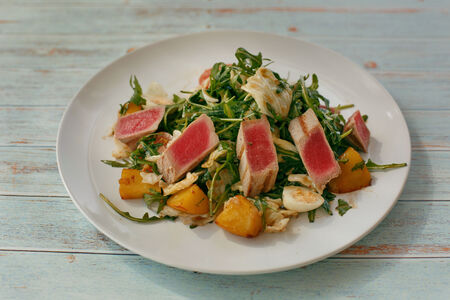 Салат с тунцом