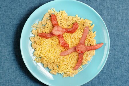 Макароны с сыром и сосисками