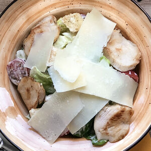 Салат Цезарь с курицей