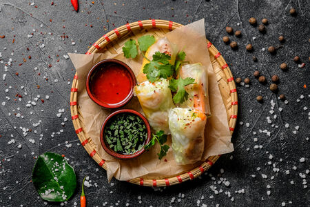 Спринг-ролл с креветками и манго