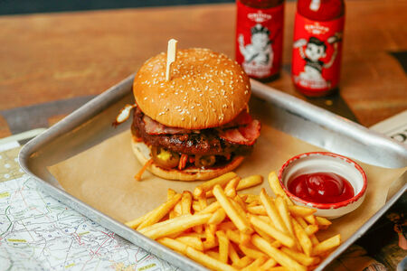 Биг Бой Бургер с картофелем фри и кетчупом