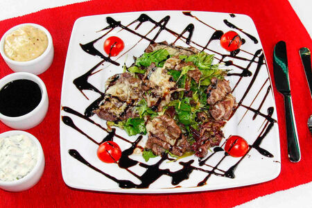 Тёплый салат с телятиной