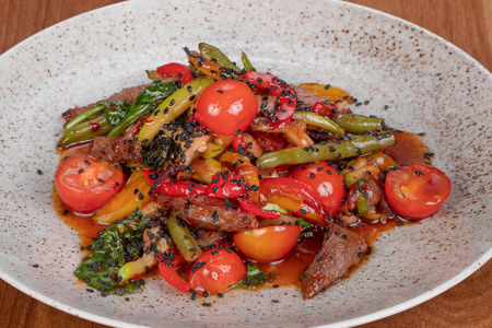 Теплый салат с говяжьей вырезкой