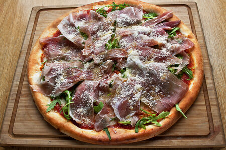 Пицца с пармской ветчиной