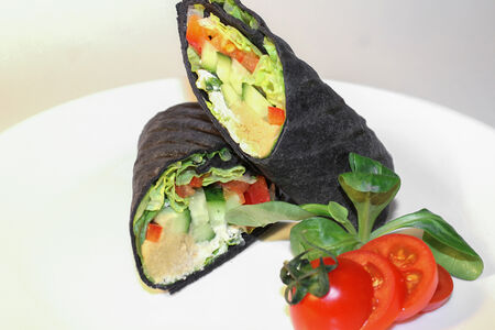 Ролл в тортилье с печеными овощами и хумусом