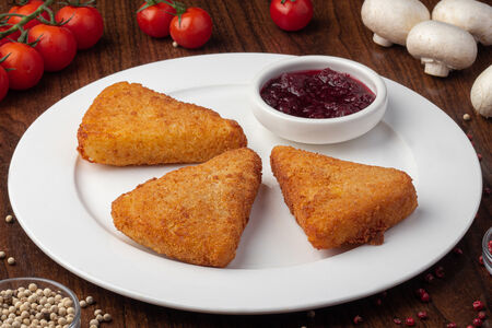 Сулугуни с брусничным соусом