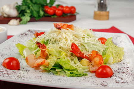 Салат Цезарь с креветками