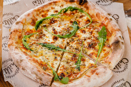 Пицца с грушей и сыром дорблю