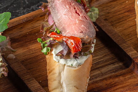 Брускетта с ростбифом