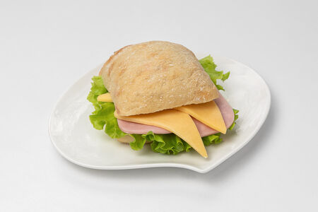 Сэндвич с сыром и ветчиной на чиабатте