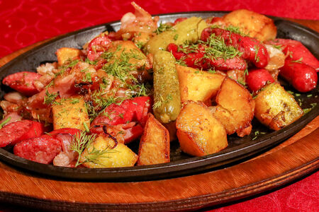 Жаркое с копчеными колбасками