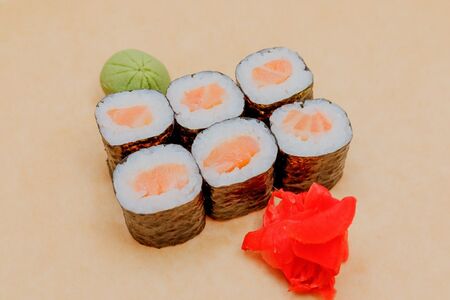 Ролл с лососем