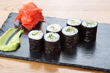Маки ролл Огурец