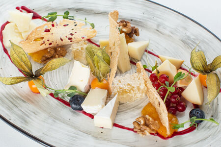 Сыры с апельсиновым джемом, ягодами и медом в сотах