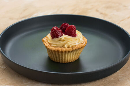 Тарталетка с малиной