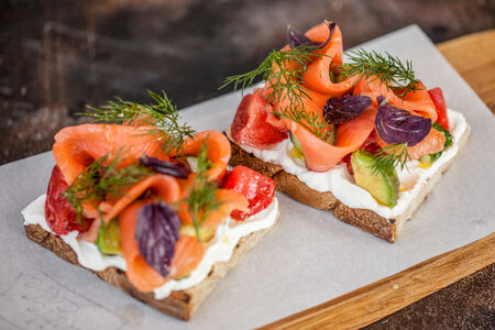 Брускетта с лососем слабосоленым и авокадо