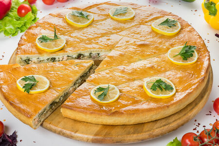 Закрытая фирменная пицца с семгой и шпинатом