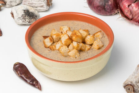 Крем-суп из шампиньонов с гренками