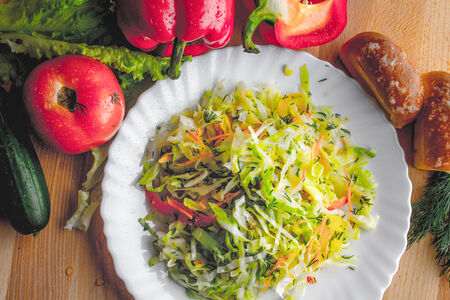 Салат из свежей капусты и овощей